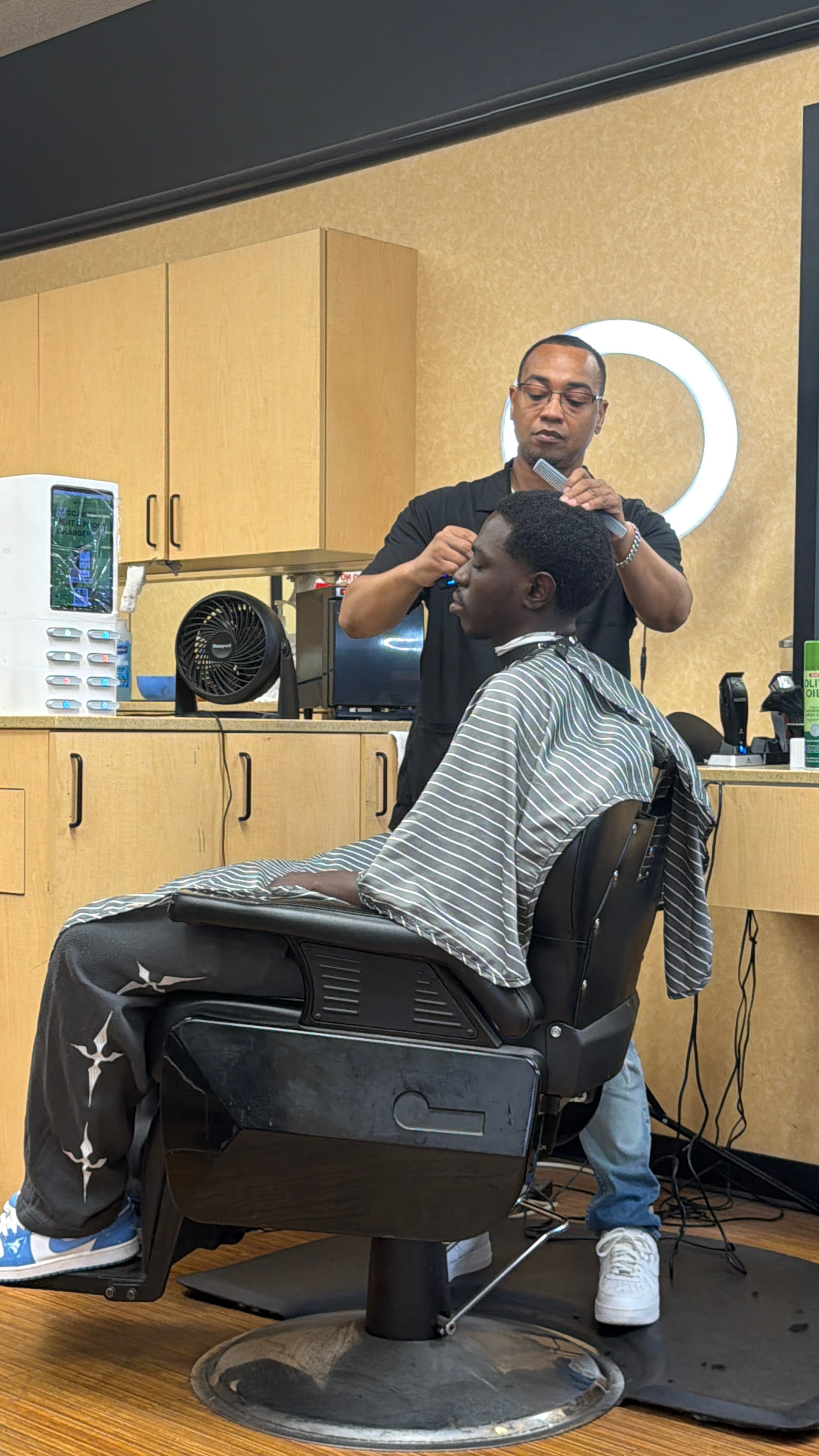 Duan Willis cutting a client's curly hair